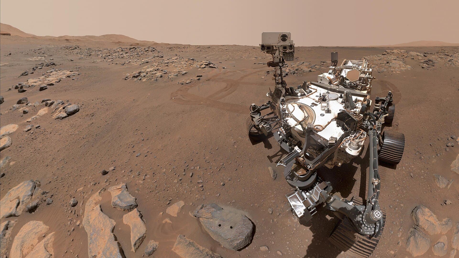 Rover Perseverance na vlastnej snímke pri skale Rochette na Marse.