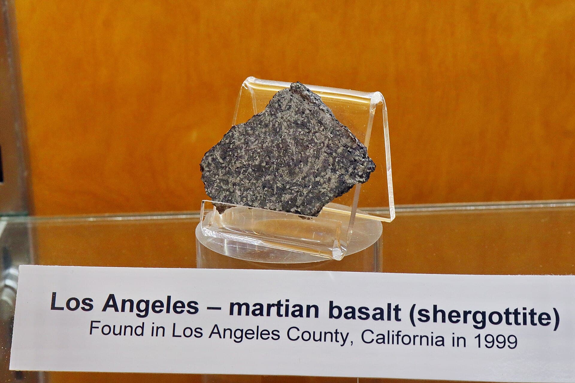 Iný meteorit z Marsu, vystavený na Kalifornskej univerzite v Los Angeles.