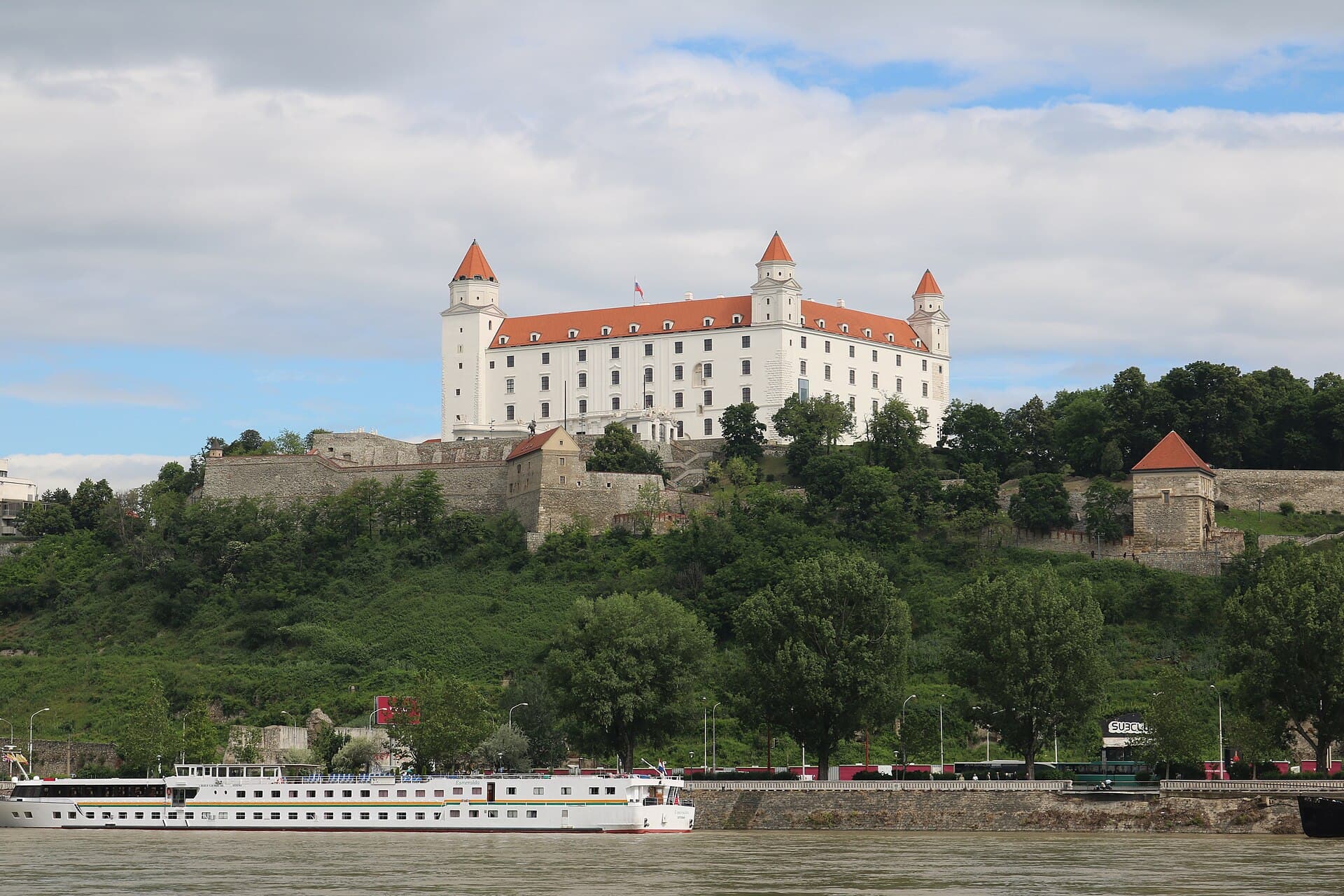 Bratislavský hrad a Dunaj.