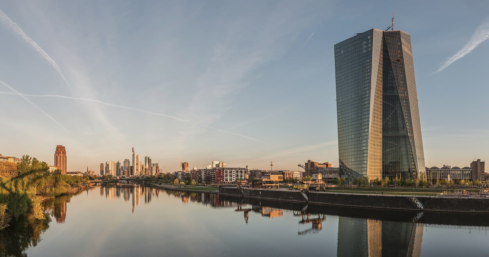 Sídlo Európskej centrálnej banky a panoráma Frankfurtu nad Mohanom za úsvitu.