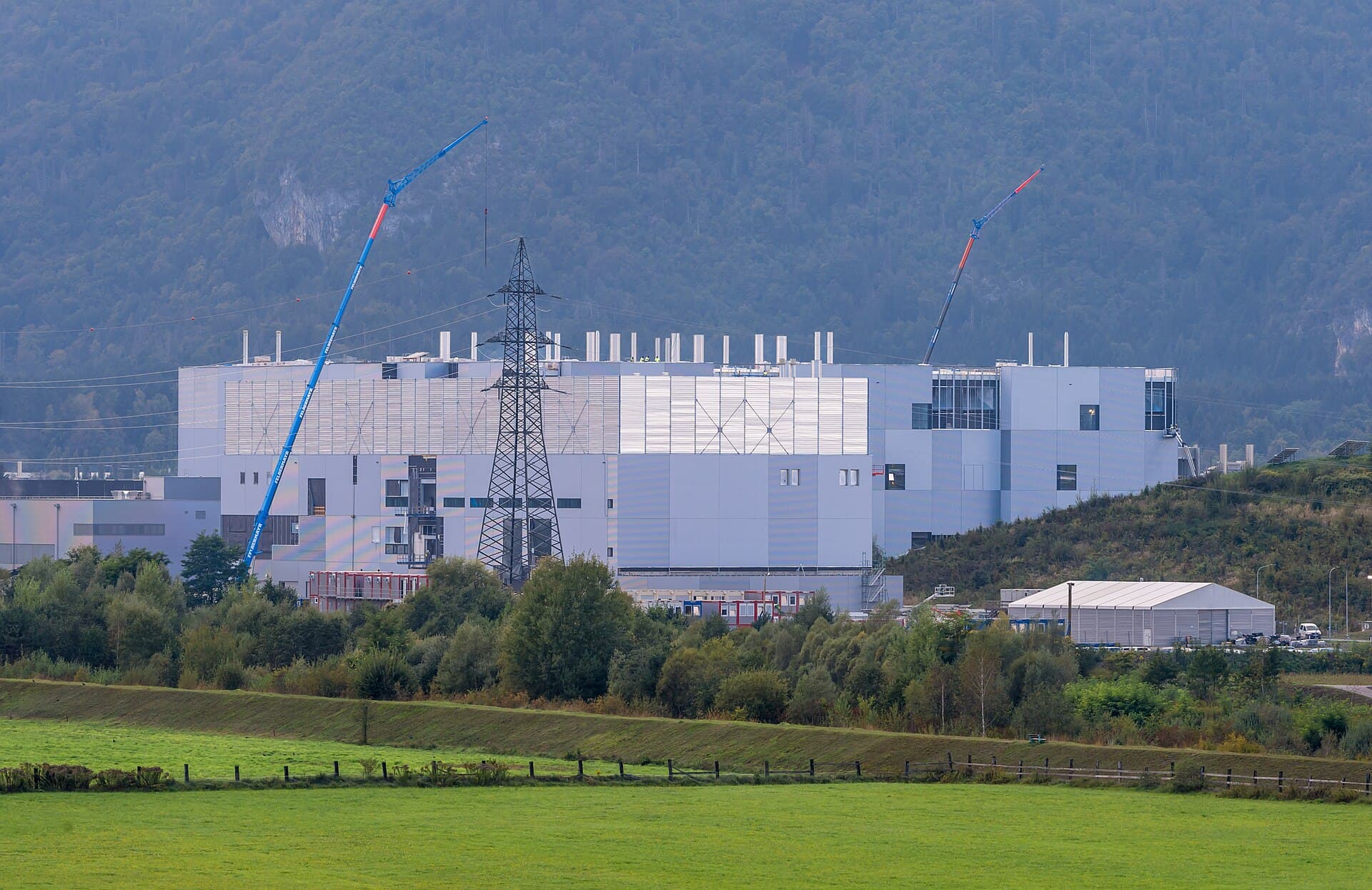 Výstavba novej továrne na čipy spoločnosti Infineon Technologies Austria vo Villachu.