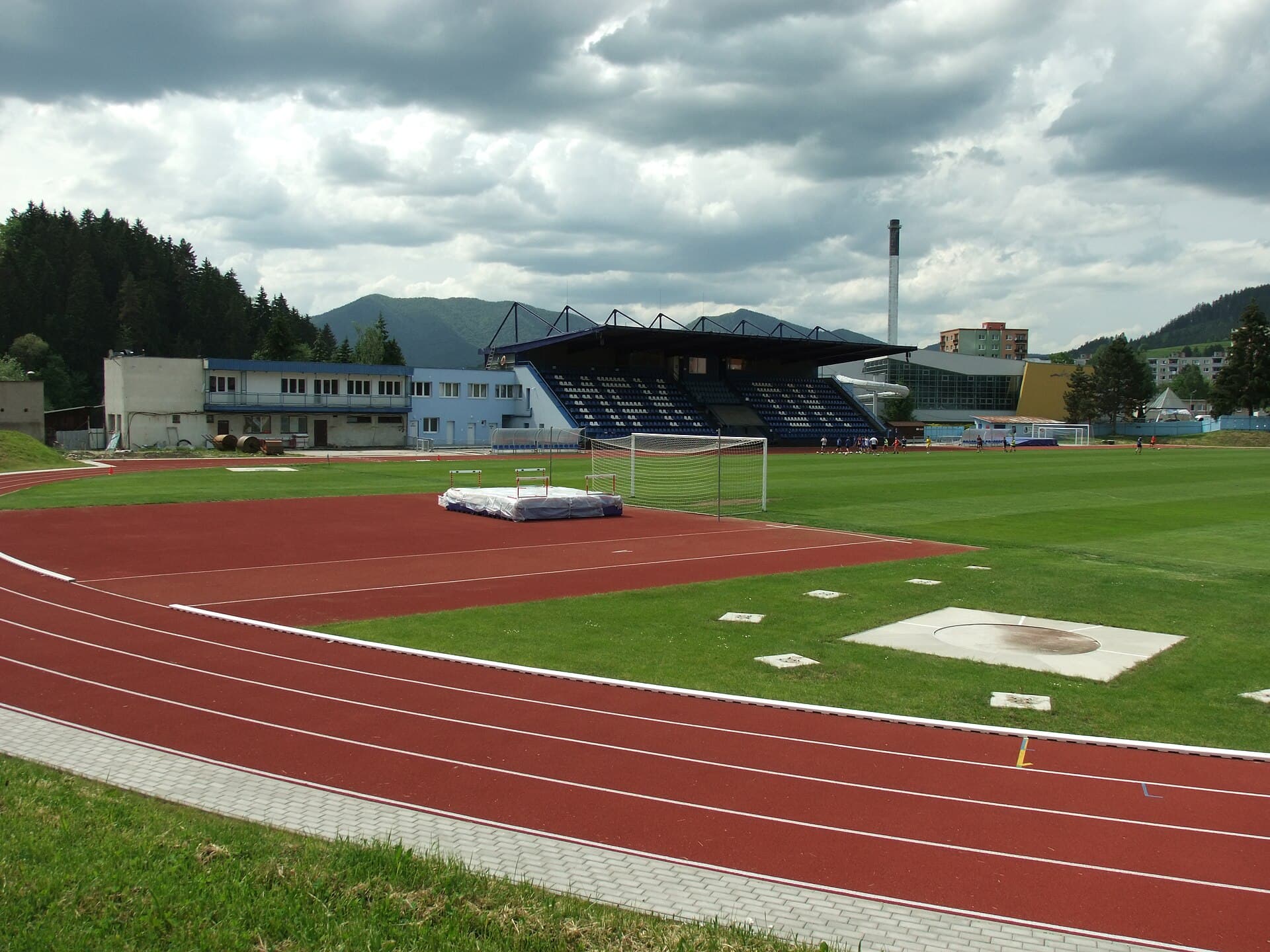 Futbalový a atletický štadión v Dolnom Kubíne.