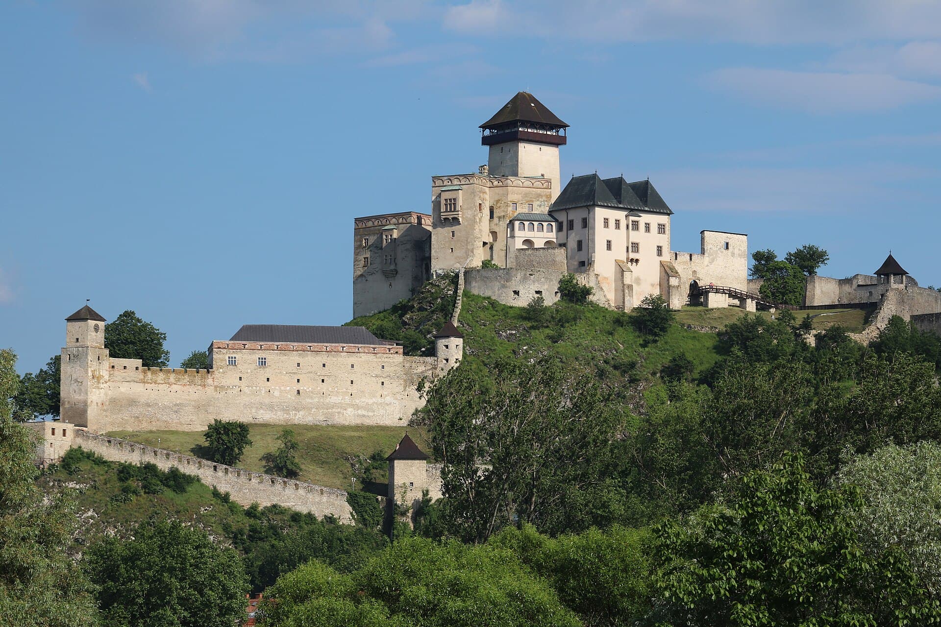Trenčiansky hrad nad mestom.