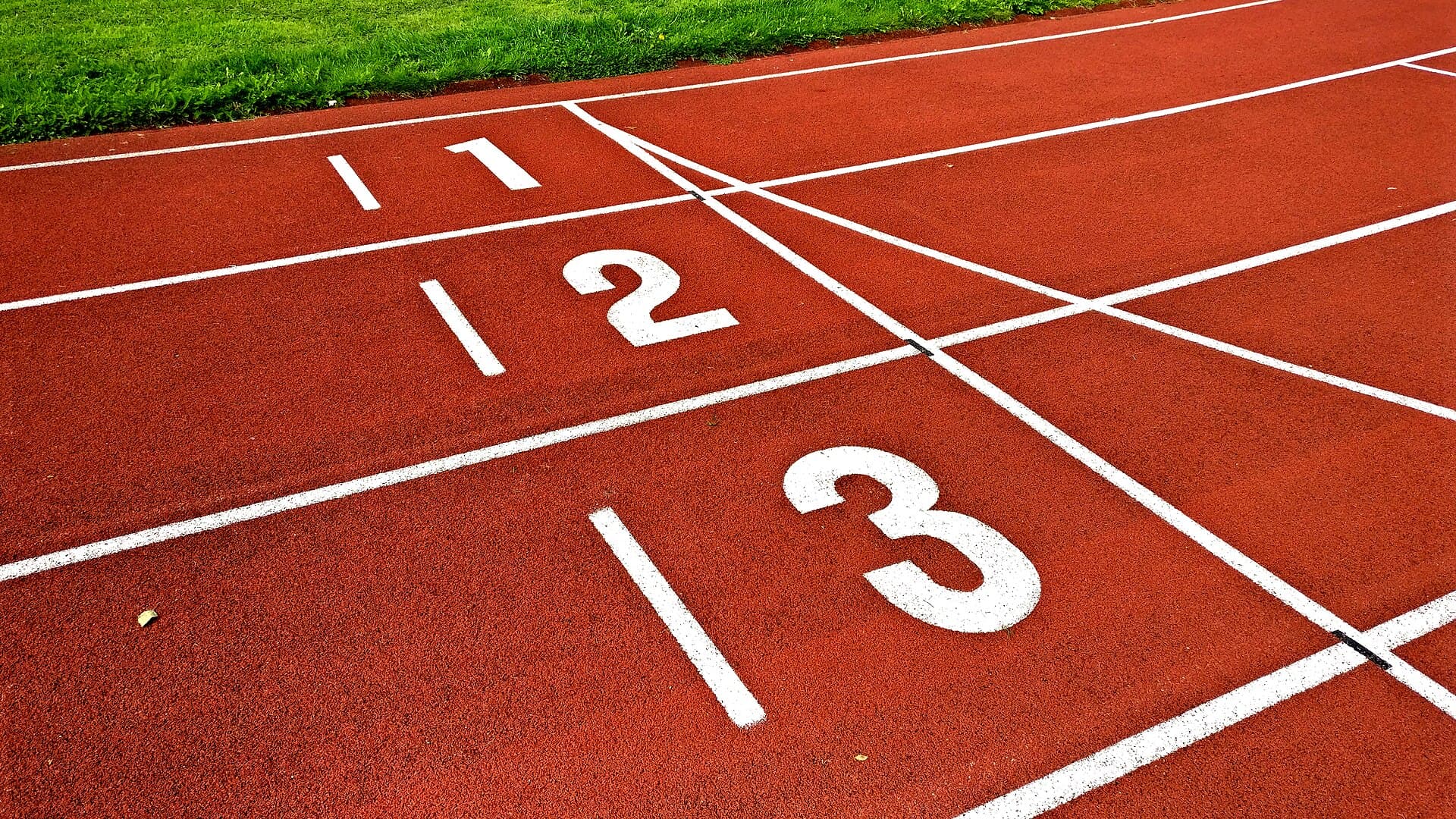 Štartová čiara atletickej dráhy.