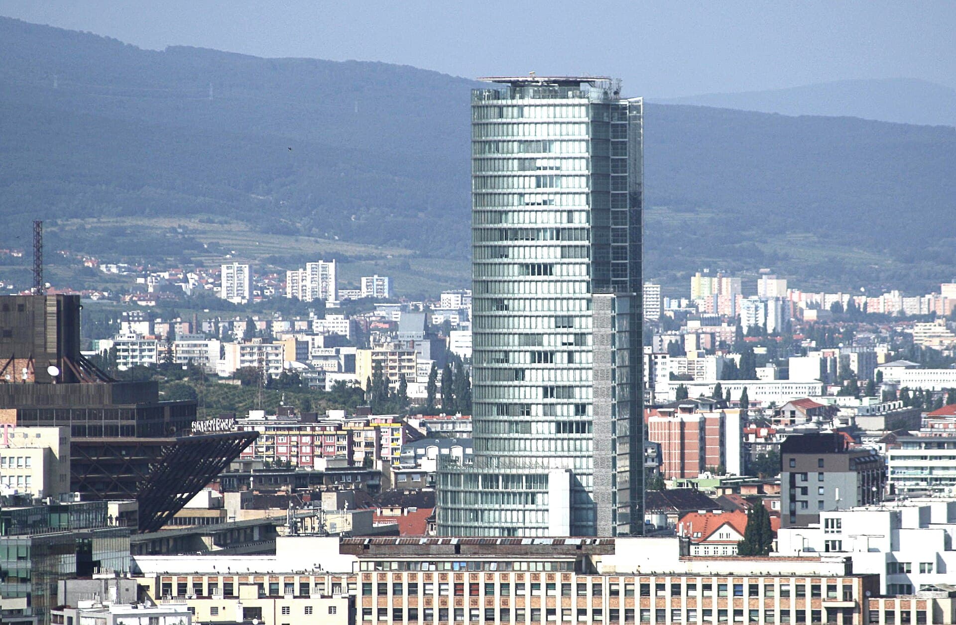 Budova Národnej banky Slovenska v Bratislave pri pohľade z vyhliadky Nového mosta.