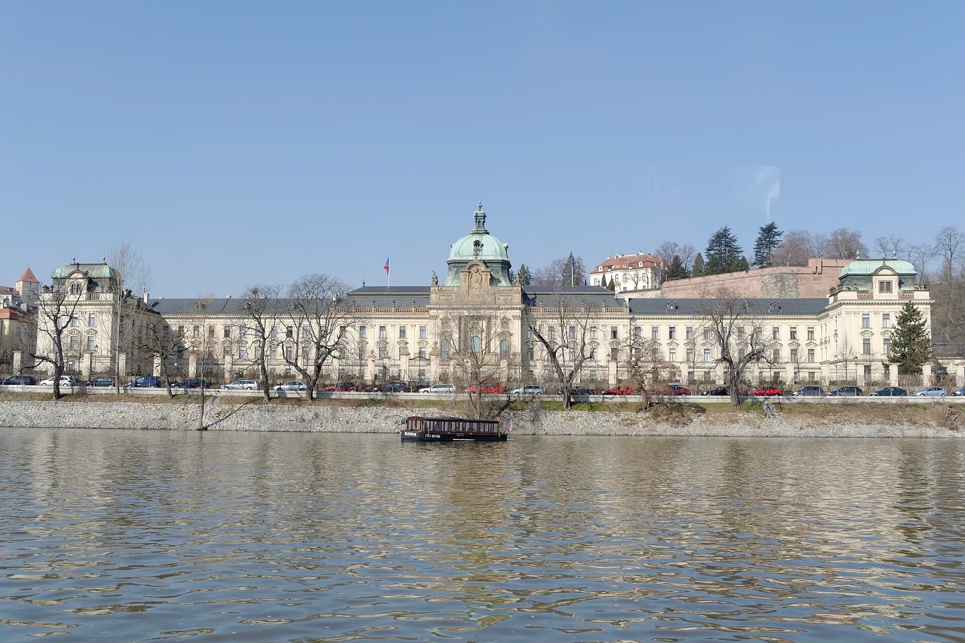 Strakova akadémia v Prahe, sídlo Úradu vlády ČR, pri pohľade od Vltavy.