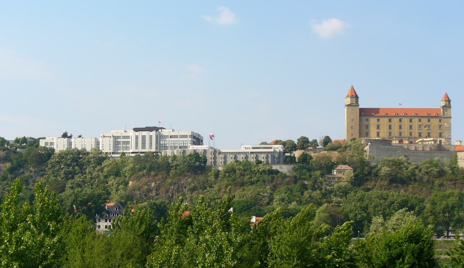 Budova Národnej rady SR a Bratislavský hrad.